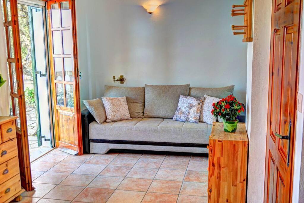 Rolling Stolis Home Katavolos Luaran gambar